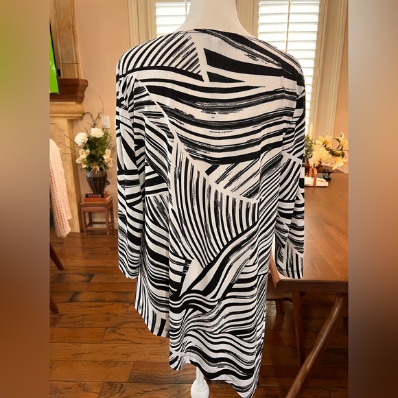 Abstract Print Asymmetrical Hem Tunic Top Artsy Flowy Made in USA Sz XL Chico’s - Picture 9 of 9